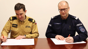 nadbryg. dr inż. Mariusz Feltynowski,Rektor- Komendant SGSP i Komendant CBZC nadinsp. Adam Cieślak podpisują porozumienie