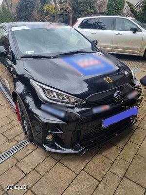 Samochód koloru czarnego marki toyota