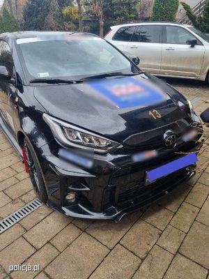 Samochód koloru czarnego marki toyota