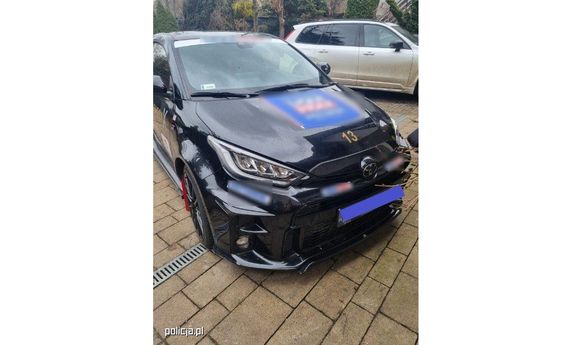 Samochód koloru czarnego marki toyota