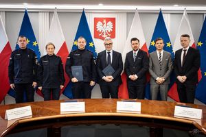 uczestnicy spotkania pozują do zdjęcia