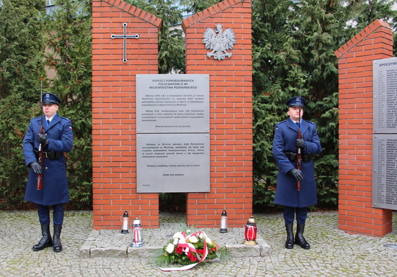 warta honorowa pod Pomnikiem Pamięci Pomordowanych Policjantów II RP Województwa Poznańskiego w Poznaniu przy ul. Swobody