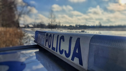 Napis Policja na belce na dachu radiowozu