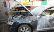 Uszkodzony pojazd w wyniku podpalenia