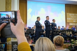 na scenie Auli Kryształowej SGGW  Orkiestra Reprezentacyjna Policji