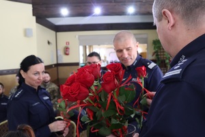 Zdjęcie przedstawiające umundurowanych policjantów