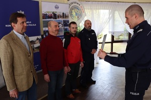 Zdjęcie przedstawiające umundurowanych policjantów z przedstawicielami SITN oraz GOPR