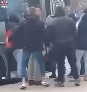grupa osób wsiadających do autobusu