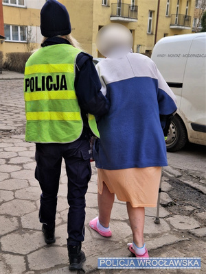 Prowadząca jednym z wrocławskich placów straszą osobę umundurowana policjantka