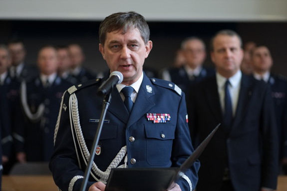 Komendant Wojewódzki przemawia do zebranych stojąc przy mikrofonie