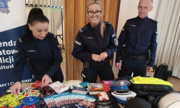 Policjanci w mundurach
