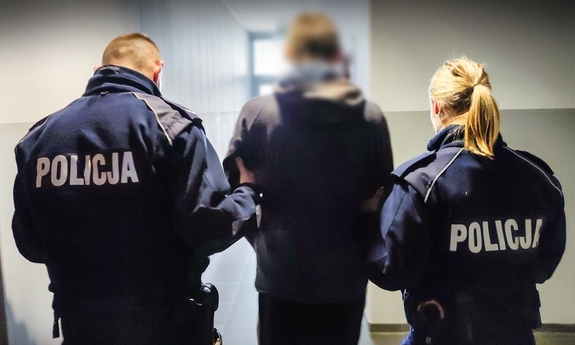 Zatrzymany prowadzony przez policjantów