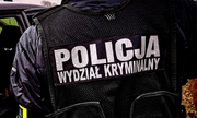 napis Policja Wydział Kryminalny na kamizelce policjanta