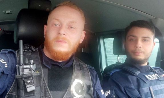 dwaj policjanci w radiowozie