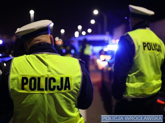 dwaj umundurowani policjanci - widok nocny