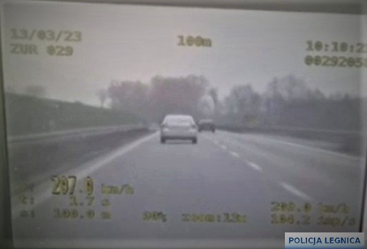 stop klatka z materiału video, gdzie kierowca łamie przepisy ruchu drogowego