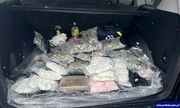 różnego rodzaju narkotyki zapakowane w woreczki leżą w bagażniku samochodu