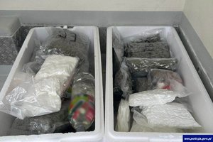 różnego rodzaju narkotyki zapakowane w worki umieszczone w pojemnikach