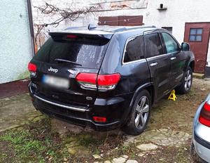 odzyskany Jeep pochodzący z kradzieży - tył auta