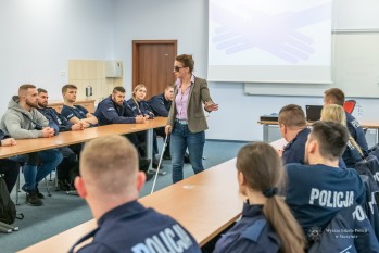 Prowadząca zajęcia Anna Dąbrowska i słuchacze