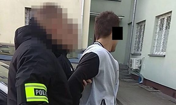 policjanci prowadzą zatrzymanego 17-latka