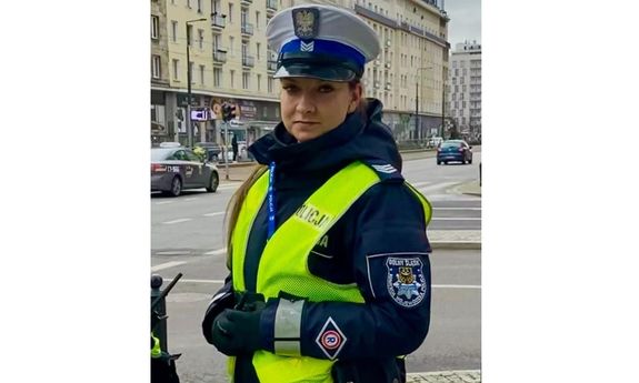umundurowana policjantka pozuje do zdjęcia