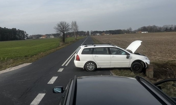 Na zdjęciu bok samochodu którym kierował nietrzeźwy kierujący