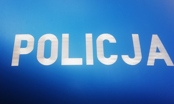 Napis policja na masce radiowozu policyjnego