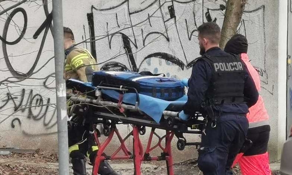 umundurowany policjant, strażak, ratownik medyczny, nosze