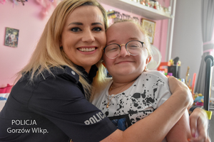policjantka pozuje do zdjęcia z dziewczynką