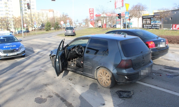 uszkodzony volkswagen stoi przed skrzyżowaniem