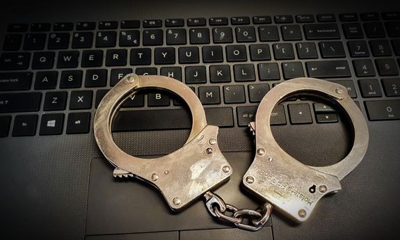 Kajdanki leżą na laptopie