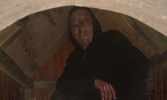poszukiwany mężczyzna w psiej budzie