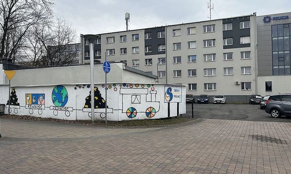 Na zdjęciu widać miejsce upadku przechodnia, a w tle budynek żorskiej Policji