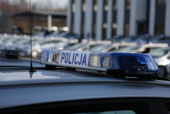 belka z napisem Policja znajdująca się na dachu radiowozu