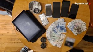 Na zdjęciu pieniądze i telefony komórkowe