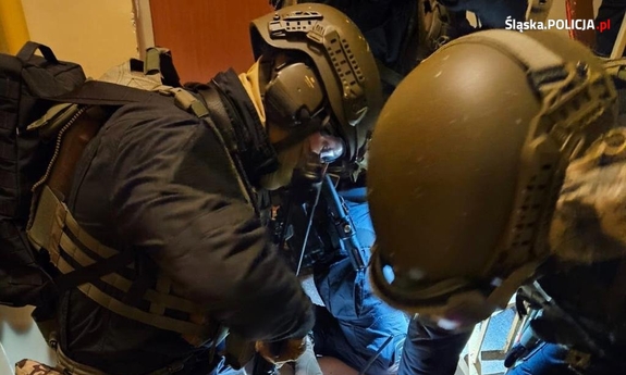 Na zdjęciu policjanci podczas zatrzymania