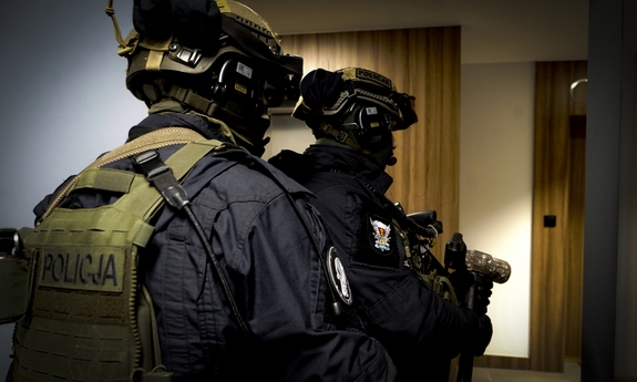 dwaj uzbrojeni policjanci