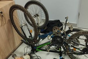 Zdjęcie przedstawia dwa rowery stojące na podłodze odwrócone do góry kołami.