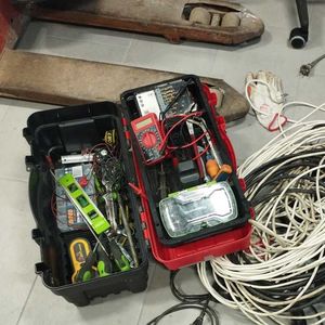 Zdjęcie przedstawia zabezpieczone w tym dwie skrzynki z narzędziami stojące na podłodze.