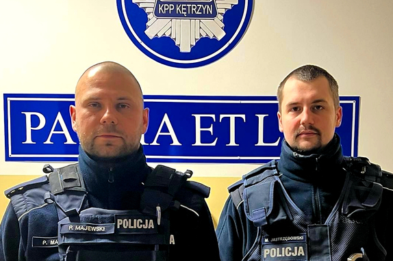 posterunkowy Paweł Majewski i posterunkowy Michał Jastrzębowski pozują do zdjęcia