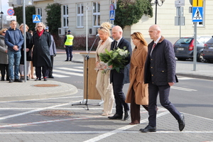 przedstawiciele urzędu miasta i gminy w trakcie składania kwiatów