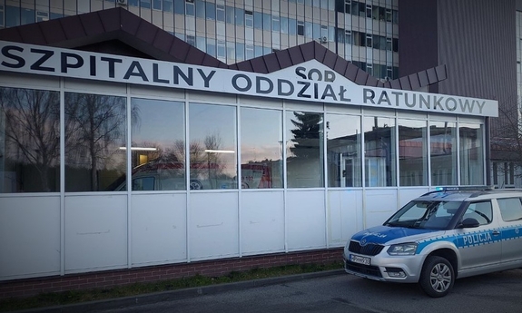 policyjny radiowóz zaparkowany pod szpitalnym oddziałem ratunkowym