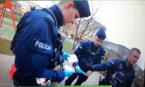 Policjanci i strażak na chodniku