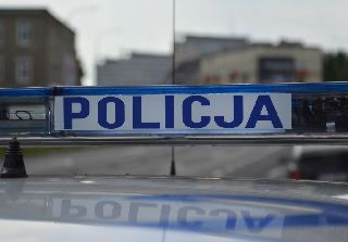 napis Policja na belce na dachu radiowozu