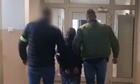 dwaj policjanci prowadzą zatrzymanego