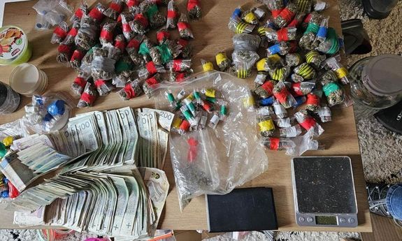środki odurzające, gotówka, waga zabezpieczone przez policjantów