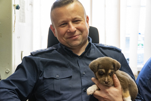 policjant z adoptowanym szczeniakiem