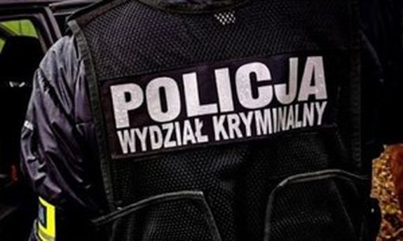 napis &quot;policja&quot; na czarnej kamizelce taktycznej policjanta