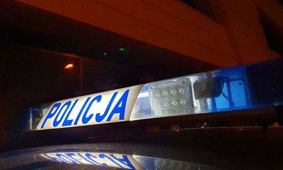 napis POLICJA na sygnałach świetlnych w radiowozie